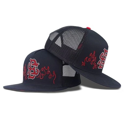 الگوی شعله ای که توسط Diamonds Trucker Cap تشکیل شده است